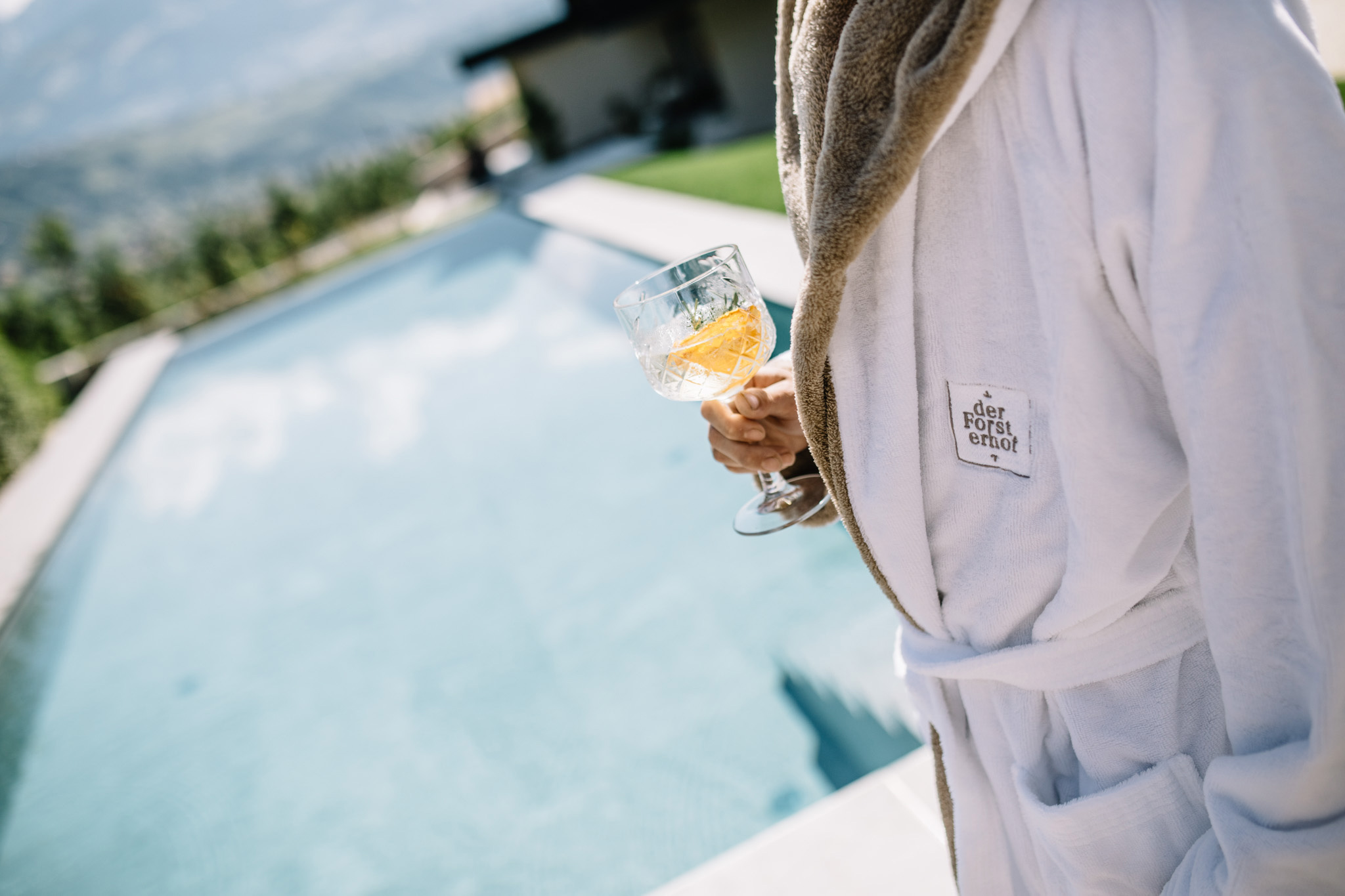 Donna davanti alla piscina