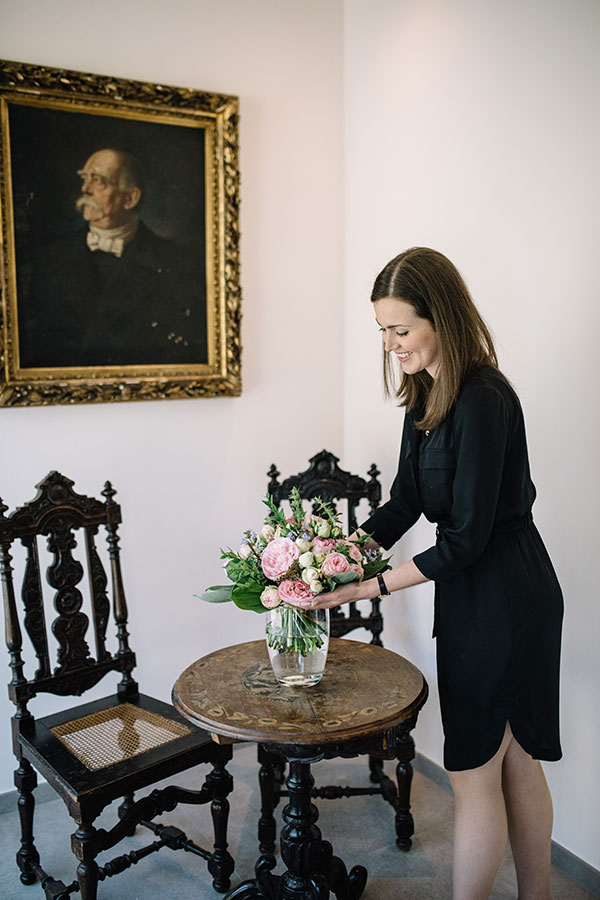 Magdalena mit Blumen vor einem Gemälde