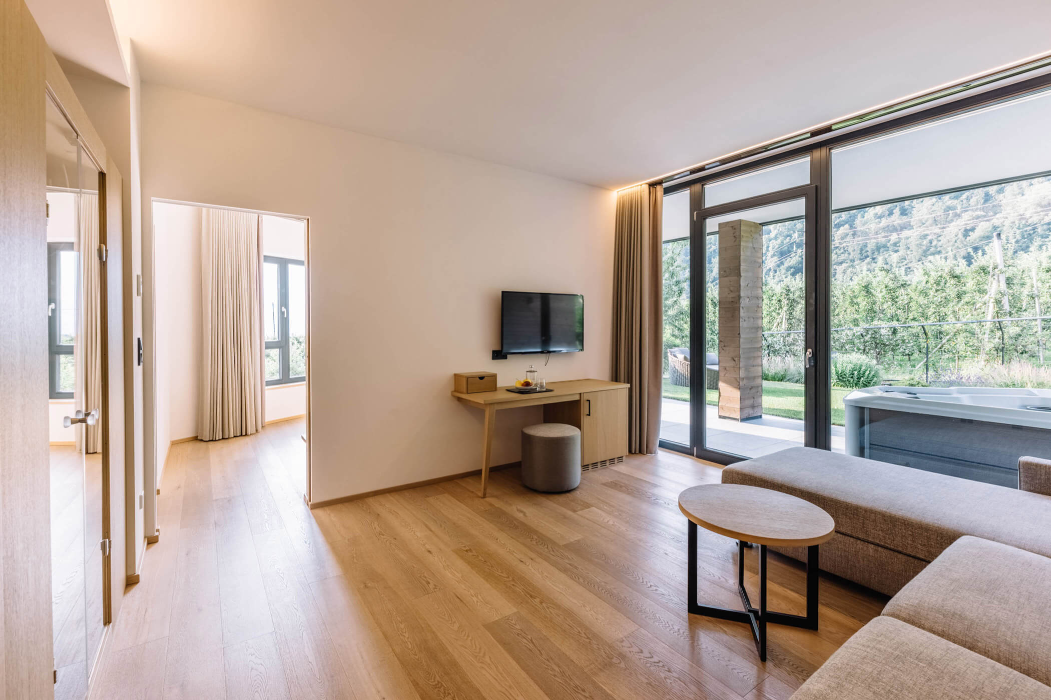 Suite Giardino - Living area with TV